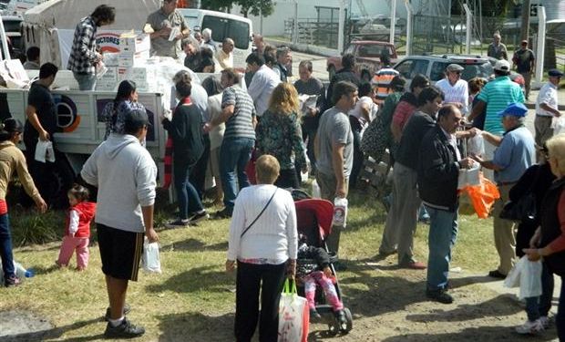 En Tandil, una multitud fue hasta el lugar donde regalaron leche.Foto:C. Mar y Sierras.