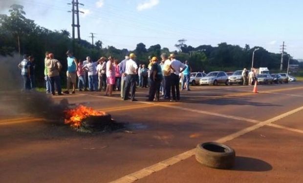 Yerbateros endurecen bloqueos en rutas.