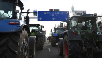 Agricultores cercam Paris, que tem só três dias de estoque de alimentos