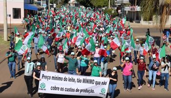 Produtores de leite do RS protestam na fronteira contra importação de produtos 