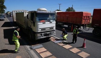Aplicarán multas de más de 17 millones de pesos a los camiones con exceso de peso en Santa Fe: serán controles móviles
