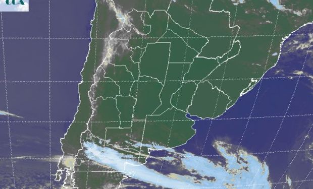 La foto satelital presenta cielos despejados en gran parte del centro norte del país, evidenciándose la posición frontal en el norte de la Patagonia.