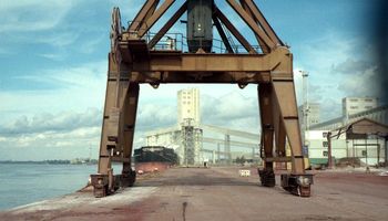 El puerto de Rosario trabaja con normalidad: sigue la tensión entre el gremio y la empresa