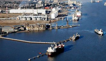 Bahía Blanca: hay 10 buques esperando cargar granos y malta por el paro de transportistas