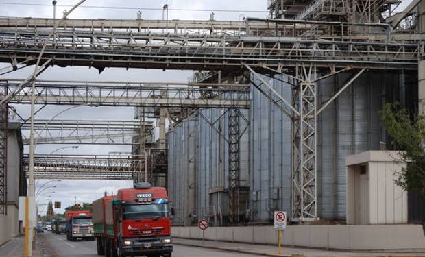 Ordenan a trabajadores portuarios de Rosario no iniciar huelga.