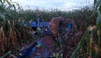 Avião agrícola cai em fazenda de MT e piloto morre preso a destroços