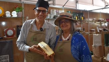 Agrishow: casal aposta em queijo de ovelha e chama a atenção em meio a máquinas gigantes