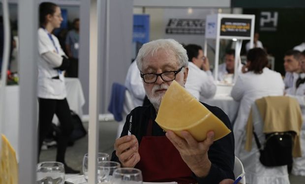 De los quesos con ojos, cuál es el mejor de la Argentina: el experto que lideró un certamen y destacó la calidad de la producción local