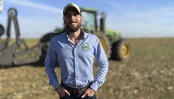 Ele começou na enxada. Hoje ensina tudo sobre máquinas agrícolas