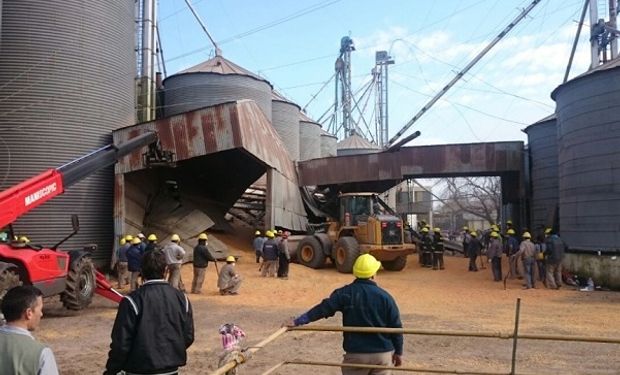 Accidente en un acopio de cereales en Ramallo, por explosión de polvo.