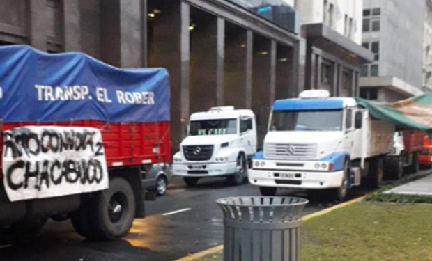 Sorpresiva protesta de transportistas en Plaza de Mayo: piden ser recibidos por el Presidente