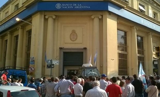 La manifestación comenzó cuando los productores instalaron un tractor frente a la puerta de ingreso de la entidad bancaria.