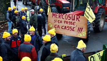 Productores de Francia endurecen las protestas contra un acuerdo entre la Unión Europea y el Mercosur