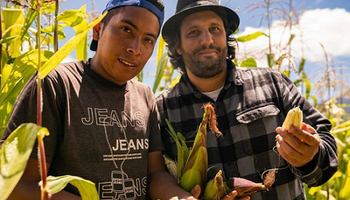 Se mudó a Jujuy, visitó a pie a productores y conecta sus cultivos con los chefs más importantes del país