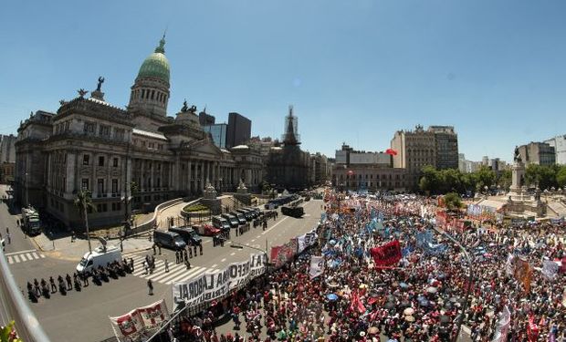 El congreso de la Nación fue rodeado por manifestantes y Gendarmería.