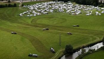 Productores rociaron con estiercol a un grupo de 400 caravanas que invadieron un campo