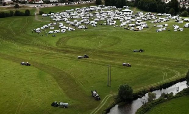 Productores rociaron con estiercol a un grupo de 400 caravanas que invadieron un campo