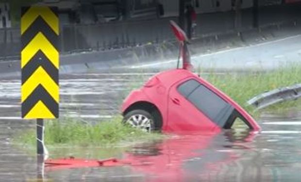 Carro afundou na água ao tentar atravessar rodovia. (foto - imagens da Rede Globo)