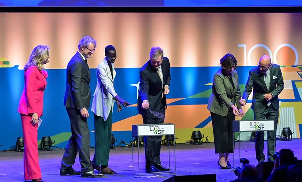 Rei Guilherme Alexandre, da Holanda, semeou novas variedades de sementes para marcar os próximos 100 anos do setor. (Foto - ISF)