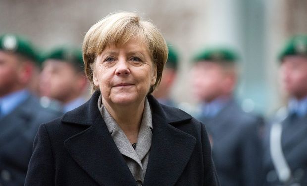 Angela Merkel conversó ayer por teléfono con François Hollande y hoy lo recibirá en Berlín para tratar la crisis europea.