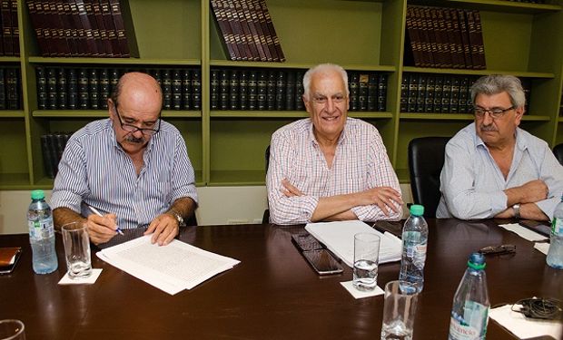 El momento de la firma del Dr. Abel Guerrieri como nuevo Presidente y Alfonso Máculus, Vicepresidente.