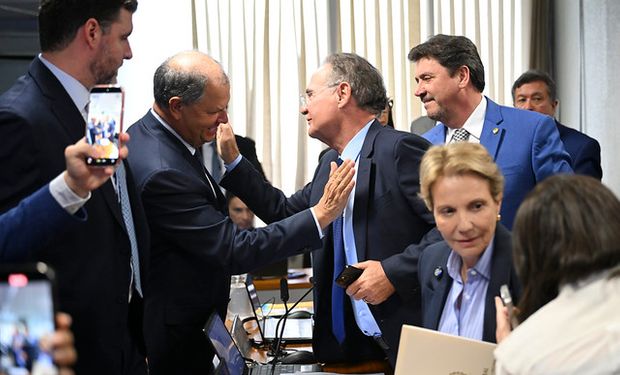O presidente da Comissão de Assuntos Econômicos do Senado, Renan Calheiros, foi o responsável pelo texto aprovado nesta quarta-feira por esse colegiado
(Foto: Edilson Rodrigues/Agência Senado)