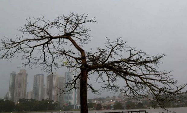Frente fria mantém chuva no Sudeste e reforça onda de frio no Sul do Brasil