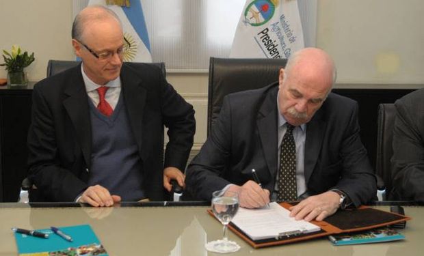 Los Ministros Casamiquela y Gollán durante la firma de la Resolución.