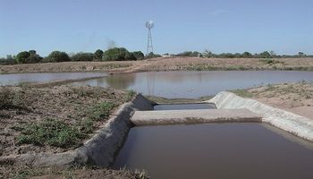 Construir represas para almacenar agua en cantidad y calidad