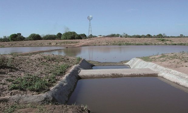 Construcción de represas en lugares bajos para que el agua entre por gravedad, sin necesidad de bombeo.