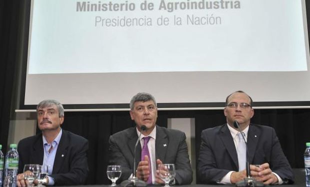 Néstor Roulet. El cordobés promoverá que la materia prima se procese. Con él, Ricardo Buryaile y Ricardo Negri, secretario de Agricultura (Télam).