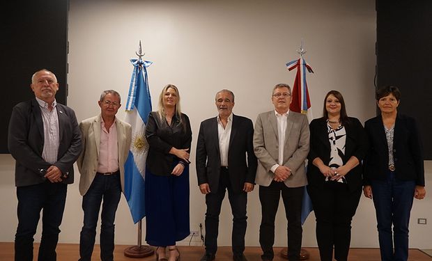 Reunión entre Fabián López, ministro de Infraestructura y Servicios Públicos de la Provincia; Sergio Mansur, secretario de Planificación Energética de la Provincia; Verónica Gesse, secretaria de Energía de Santa Fe; Noelia Zapata, secretaria de Energía de Entre Ríos; José Ricardo Ascárate, secretario de Energía y Servicios Públicos de Tucumán; Romina Sassarini, secretaria de Minería y Energía de Salta; y Mario Pizarro, secretario de Energía de Jujuy.