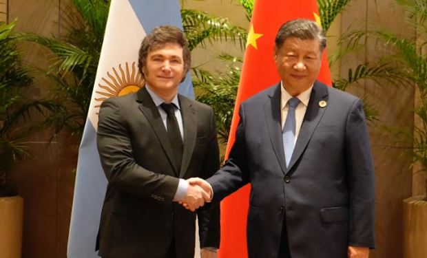 Milei se reunió con el presidente de China y recibió una invitación para visitar el gigante asiático