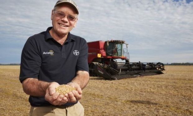 Eric Watson, al lograr el nuevo récord mundial de rinde de trigo.