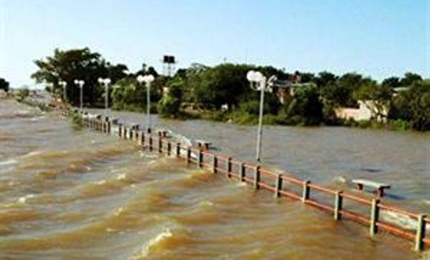 El río Paraná empieza a bajar pero hay filtraciones en las defensas