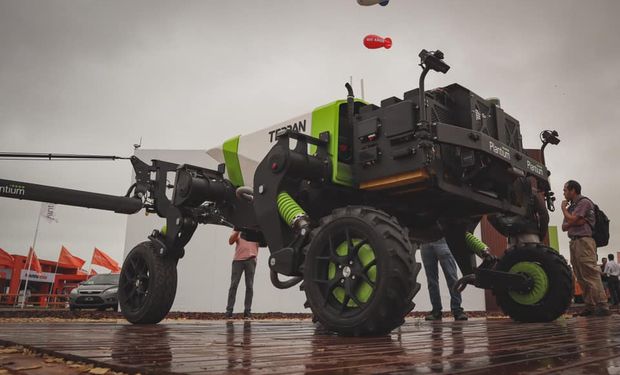La empresa que creó el primer robot agrícola autónomo del país recibió un premio a la excelencia agropecuaria