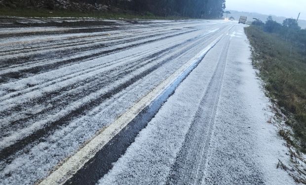 Registro da granizada na tarde desta segunda-feira em São Joaquim na serra catarinense. (Foto - MetSul)