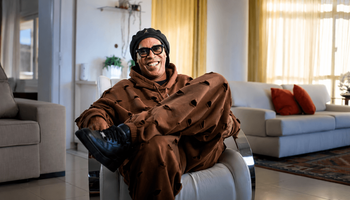O dia em que Ronaldinho jogou futsal na prisão e ganhou um leitão