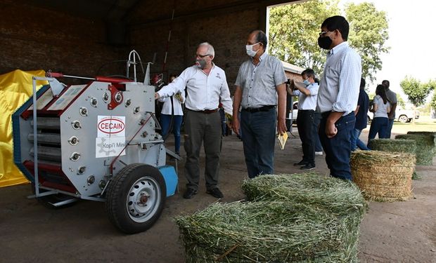 El INTA desarrolló una rotoenfardadora de bajo costo para pequeños productores