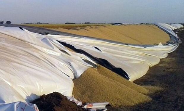 Silo bolsa destruido en un campo de la localidad de Idiazábal, cercana a Villa María, en la provincia de Córdoba.