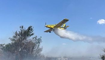 Cuidar la tierra desde arriba: la experiencia dos pilotos aeroaplicadores que combaten el fuego desde el aire