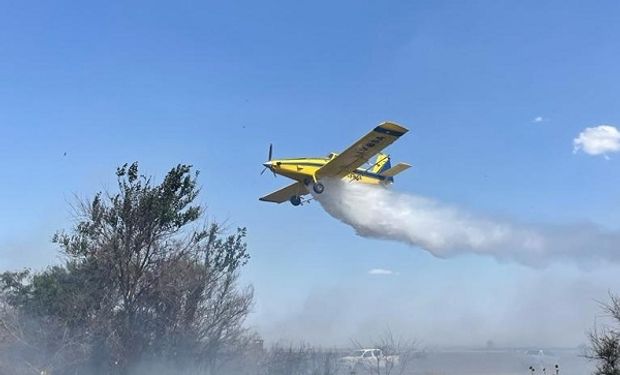 Cuidar la tierra desde arriba: la experiencia dos pilotos aeroaplicadores que combaten el fuego desde el aire