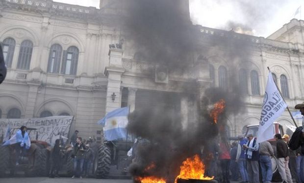 Ruralistas de la provincia de Entre Ríos aguardan ser recibidos por el gobernador Sergio Urribarri.