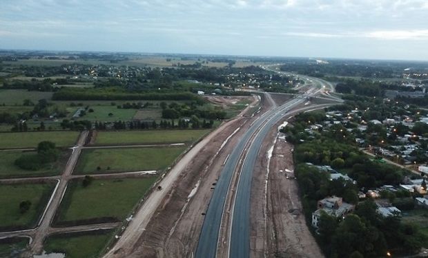 Vista aérea del Bypass rutero que bordea a Luján y agiliza el tránsito en la intersección de las rutas 5 y 7.