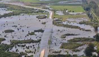Inundaciones: recomiendan vías alternativas por la anegación de rutas