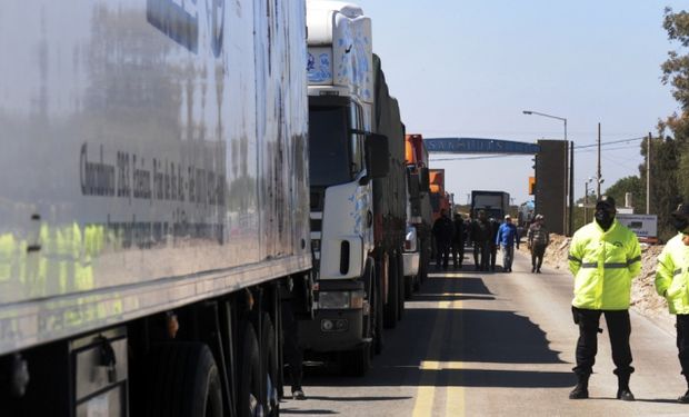 Con el apoyo de Moyano, camioneros bloquean los ingresos a la provincia de San Luis