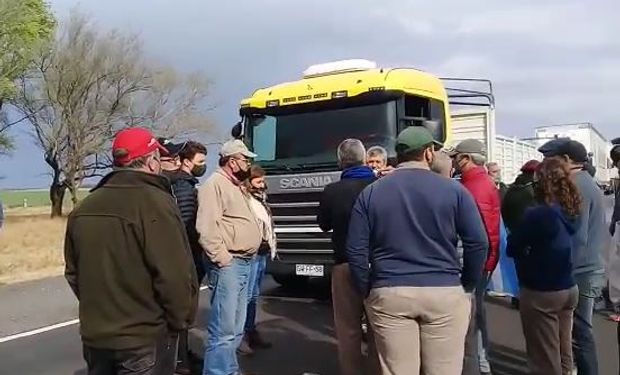 Productores cortan la Ruta Nº 7 en reclamo a las medidas que toma San Luis