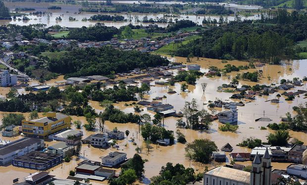 Permanecem confirmadas duas mortes no estado, em decorrência das cheias, uma em Rio do Oeste e a outra em Palmeira. (Foto - Foto Roberto Zacarias / SECOM)