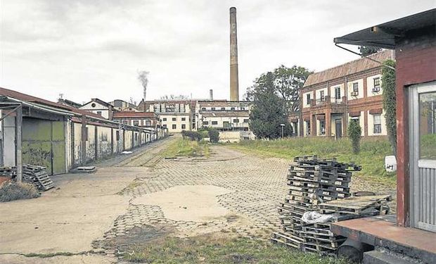 Hoy. Aun en su estado actual, con sectores virtualmente abandonados, la planta deja ver huellas de un pasado de esplendor. Foto: Marcelo Manera