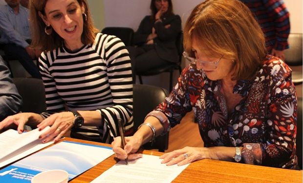 La ministra de Producción de Santa Fe, Alicia Ciciliani, firma la carta de acuerdo con FAO.